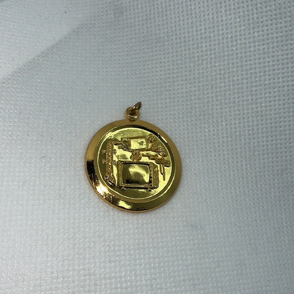 VINTAGE TECHNOLOGY TV PRODUCTION PENDANT CHARM GOLD TONE - Picture 3 of 11